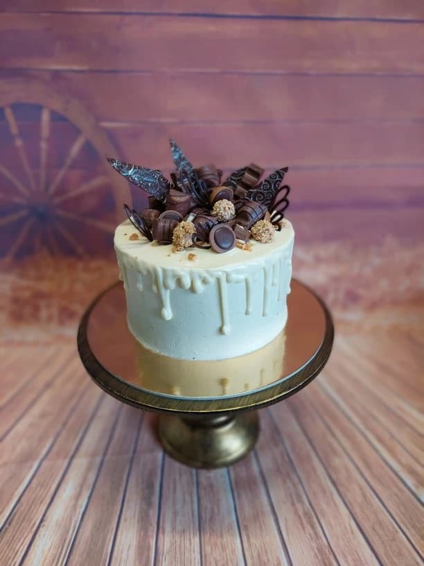 Vanilkový dort přelitý bílou čokoládou