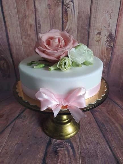 Čokoládový dort plněný višněmi