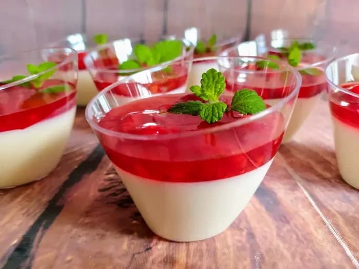 Panna cotta s malinami nebo mango-marakujou