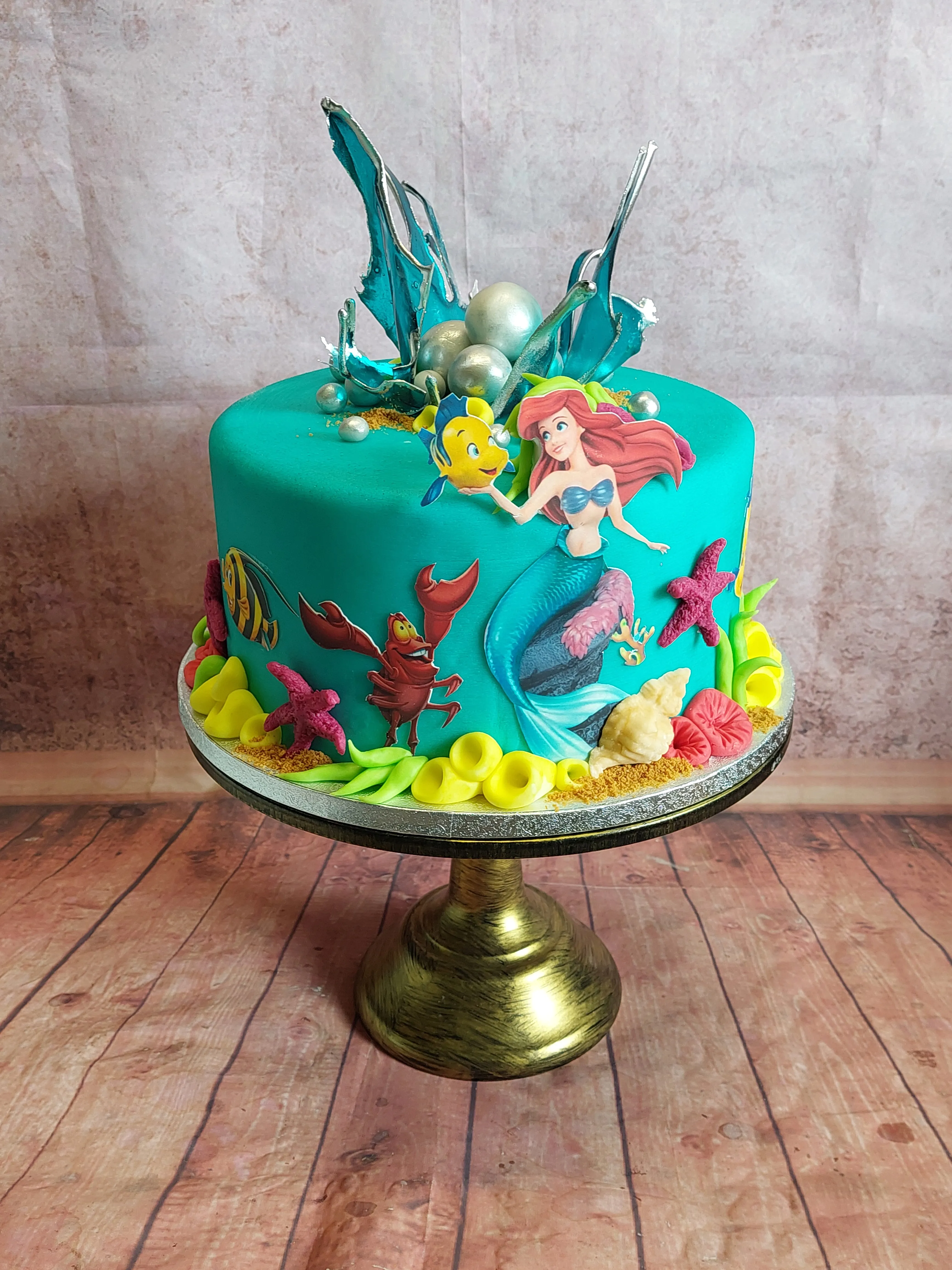 Ariela s mořskou vlnou