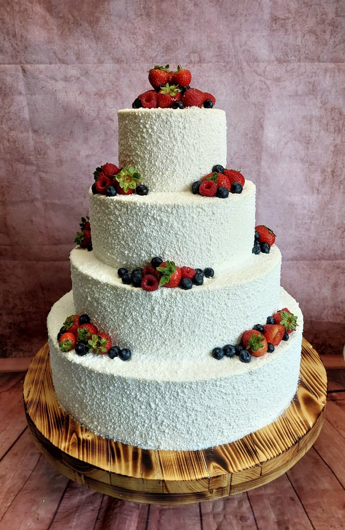 Zasněžený s kupičkami ovoce